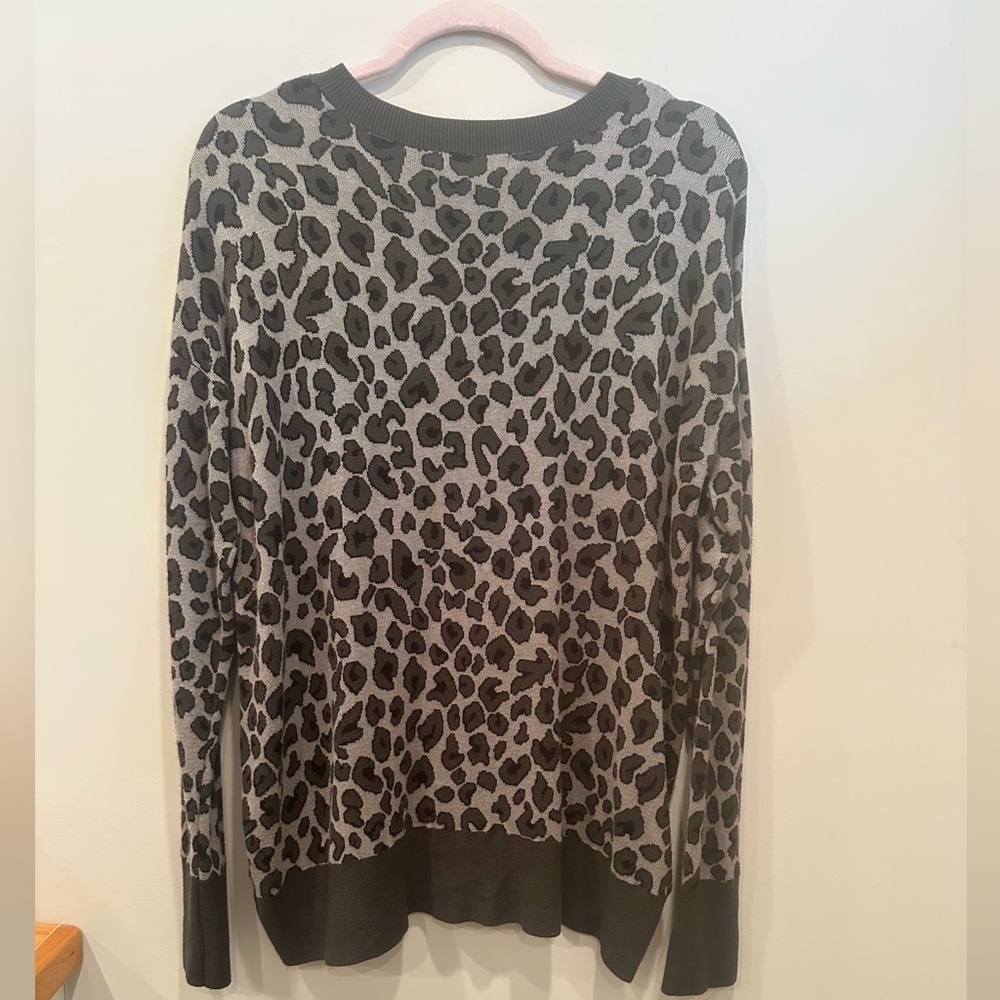 Isaac Mizrahi Gray and Black Animal Print Sweater Fall Layer Cozy Sz L - Picture 9 of 9